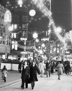 Drucke von Weihnachtsbesucher auf der Kirchstraße in Liverpool am 12. Dezember 1976 Spiegel-Archiv Drucke: Weihnachtsbesucher auf der Kirchstraße in Liverpool am 12. Dezember 1976