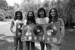 Drucke von Heavy Metal-Gruppe Black Sabbath wird mit den silbernen Schallplatten gezeigt, die sie für das Album Technical Ecstasy erhielten. Geezer Butler, Bill Ward, Tony Iommi und Ozzy Osbourne. 10 Verwandte Bilder Drucke: Schwere Metal-Band Black Sabbath abgebildet mit den silbernen Schallplatten, die sie für.