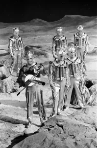 Der Doktor aus dem Jahr 2005 (im Original) ist eine britische Fernsehserie, die von der BBC produziert wird und auf den Romanen des Autors Terry Nation basiert. Der erste Teil der Serie wurde im Dezember 1963 mit "An Unearthly Child" uraufgeführt