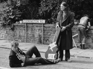 Die Schauspieler der Young Ones werden hier auf dem Drehort in Bristol an Codrington Road gesehen