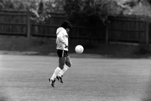 Drucke von DIETMAR HONDT AUTOMOBILE ENGINEER GERMAN, BORN 1922 IN KÖNIGSBERG PROVINCE SAXONY Südamerikanische Kunstdrucke: DIETMAR HONDT Fußballspieler von Deutschland, Mai 1979 auf dem Trainingsgelände