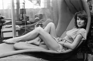 Fionna Richmonds Modell und Schauspielerin wurde am 1. August 1976 im Wohnzimmer ihrer Wohnung in London fotografiert.