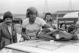 James Hunt ist Motor-Rennfahrer und nahm derzeit an dem Texaco-Car-Rally teil