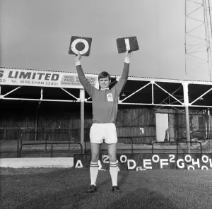 Stuart Mason aus dem linken Halb der Mannschaft von Wrexham vorherseht die Punktzahl des Spiels zwischen Liverpool und Wrexham