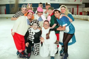 Vintage Fancy Dress Costumes Drucke: Regulars from the Cleveland Hotel, Middlesbrough held a fancy dress ice skate