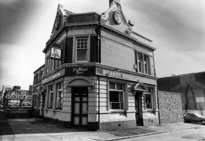 Drucke von Bruchpuppe im Pub Broken Doll , Newcastle am 15.April 1988 0700bis0799 Drucke: Bruchpuppe im Pub Broken Doll , Newcastle am 15.April 1988