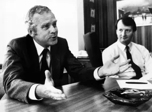 Drucke von Links, John Egan, Vorsitzender von Jaguar und Neil Johnson vom 13. August 1982 Industrielle Drucke: Links, John Egan, Vorsitzender von Jaguar und Neil Johnson am 13. August 1982