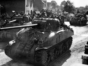 Ein Scharnhubert Feuerflieger-Tank der 11. Panzerdivision führt einen Kolonnenwagen durch die Strecke