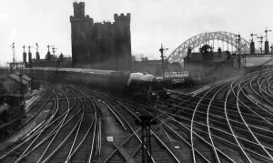 Drucke von Mit einem alten und modernen Hintergrund - der Flying Scotsman Express nähert sich dem Bahnhof von Newcastle auf seiner nicht stoppigen Strecke von Edinburgh nach London 0800bis0899 Drucke: Mit einem alten und modernen Hintergrund – der Express 'Flying Scotsman' nähert sich Neustadt