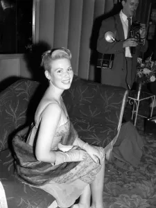 Classic Hollywood Glamour Shots Drucke: The Premiere of the Middle of the Night. June 1959