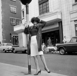00879 Drucke: Amanda Barrie, Schauspielerin, fotografiert vor ihrer Aufführung in der Komödie.