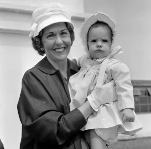 "Barbara Riese, Ehefrau des Tennisspielers Fred Perry", gepicht mit ihrer Tochter Penny