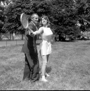 Frederick Perry mit Schauspielerin Yvonne Buckingham während einer Trainingsgesprächszeit
