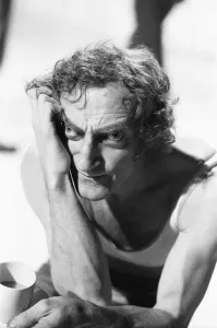 Der Comedian Marty Feldman posiert für den Mirror-Kameramann Ron Burton nach seiner Interview.