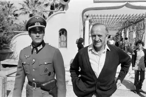 Roger Moore und David Niven auf dem Set von Escape to Athena in Rhodos, Griechenland
