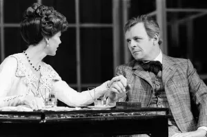 Schauspieler Sir Anthony Hopkins mit Schauspielerin Samantha Eggar in einer Szene aus dem Film Arthur
