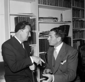 Drucke von Salvador Dali malt ein Porträt von Sir Laurence Olivier. Vorgestellt wird das Porträt durch Salvador Dalí vor der Malerei am 27.April 1955 Salvador Dali Drucke: Salvador Dali malt ein Porträt von Sir Laurence Olivier
