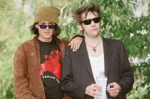 Johnny Depp (links im Hut) und Sänger Shane MacGowan