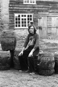 01000 Drucke: Terry Jones hat einen Bierbrauerei in Lyonshall gekauft.