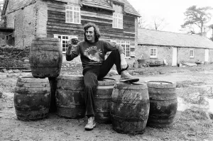 01000 Drucke: Terry Jones hat ein Bierbrauerei in Lyonshall gekauft.