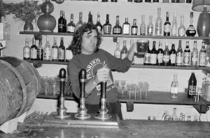 01000 Drucke: Terry Jones hat einen Brauereibetrieb in Lyonshall gekauft