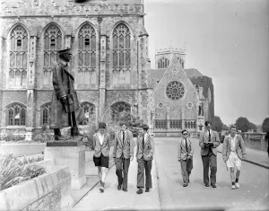 Drucke von Klinton-Kolleg Bristol im Jahr 1955 Clifton Drucke: Die Statue der Schüler im Jahr 1955 an Clifton College in Bristol