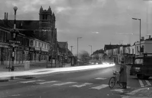 Ein verzögertes Handbuchfotografie auf der Gloucester Street in Bristol während der Schattenkämpfe verursacht durch