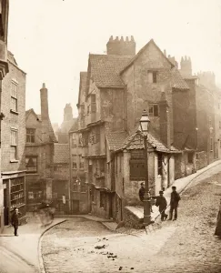 Ein malerisches aber lange vergangenes Eck von altem Bristol zeigt dieses Foto die Steep Street in