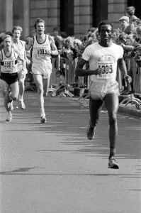 Birmingham-Marathon, West-Midlands. Sudan Omar Khalifas geht vorbei an der Ratsstelle
