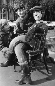 Zwei Jungen mit einem ziemlich launischen Typen gesehen hier am Tag der Stadt Cardiff, den 29. Oktober 1979