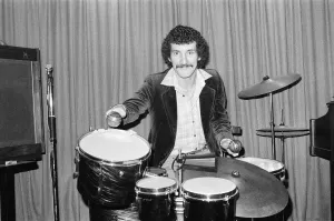 Terry McDermott, Mittelfeldspieler von Liverpool, wird in einer Szene fotografiert zu haben Spaß beim Schlagzeug spielen.