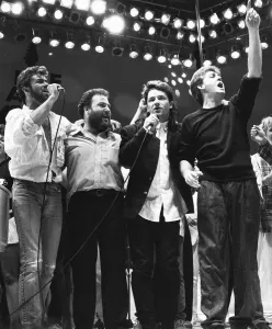Drucke von Georg Michael, Harvey Goldsmith, Bono und Paul McCartney wurden hier bei der Aufführung von 'Feed The World' während des Finale des Live-Aid-Konzerts am Wembley den 13. Mai 1985 gesehen Musik-Plakate: Georg Michael, Harvey Goldsmith