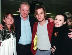 Schauspieler James Cosmo begleitet von Anne Harris (links), erscheint mit Ewan McGregor und seinem