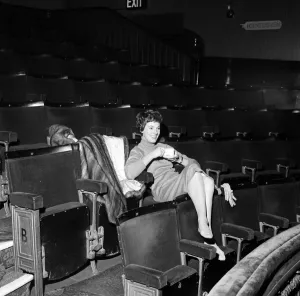 Julie Andrews überwacht ihren Ehemann beim Arbeiten am Bühnen im Lyric Theater, Hammersmith