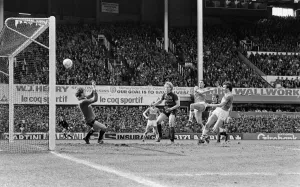 Drucke von Everton sicherte die Meisterschaft der Liga zum achten Mal im Laufe ihrer Geschichte mit einem Sieg von 2-0 gegen Queens Park Rangers am 6 1000bis1099 Drucke: Everton hat den Meistertitel für das Achtste Mal in ihrer Geschichte mit einem 2-0-Sieg geklärt