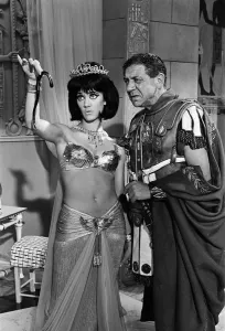 Amanda Barrie und Sid James auf der Bühne von "Carry on Cleo" im Pinewood Studios.
