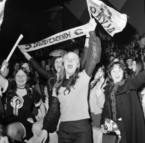 Drucke von Bekannte Fans schreien für ihren Idol David Cassidy während seines Konzerts in der Halle Belle Vue in Manchester am 13. März 1973 1000bis1099 Drucke: Die Fans schreien für ihren Idol David Cassidy während seines Konzerts in der Halle Belle Vue in Manchester