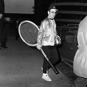 Elton John ist am Londoner Flughafen Heathrow gesehen worden und kam von Amerika zurück.