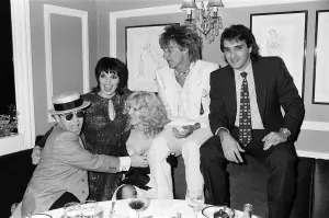 Links zur Rechte stehen Elton John, Liza Minnelli und Alanis Morissette neben sich