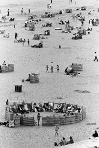 Strandlandschaften in Ramsgate. Urlauber im Dorf umkreisen.