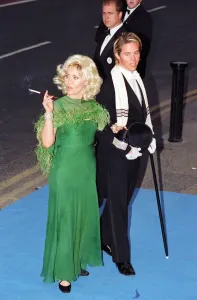 Lulu und ihr Sohn Jordan Frieda bei Elton John ankommen