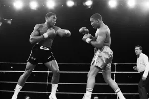 Drucke von Tim Witherspoon gegen Frank Brunos Kampf im Wembley-Stadion. Dies war WitheSpoons erste Verteidigung des Titels, bei der er den Gegner mit einem späten TKO in Runde elf besiegen konnte 1100bis1199 Drucke: Tim Witherspoon gegen Frank Bruno im Wembley-Stadion; das war mit Tim Witherspoon