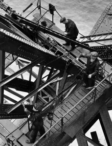 Forth-Brücke Drucke: Die Männer am Brücke Malen des Firthbrugges ist eine lange und komplexe Aufgabe