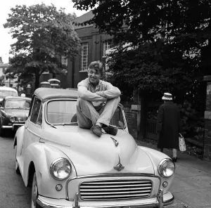 Drucke von Tommy Steele mit seinem Morris Minor fotografiert. Gestern wurde er für gefährliches Fahren auf der A1 bei Luton zu einer Geldstrafe von £25 verurteilt, als Fahrer seines Jaguars am 27. August 1962 Spiegel-Archiv Drucke: Tommey Steele in Bild mit seinem Morris Minor gestern wurde er verurteilt 20 Pfund