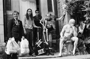Die jungen Verrückten ist eine Fernsehserie mit dem Hauptdarsteller Rik Mayall als Rick und Nigel Planer als Neil