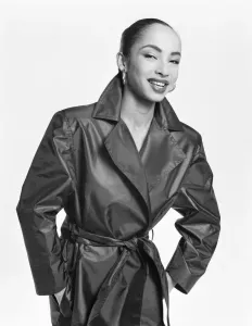 Drucke von Sade, abgebildet im Daily Mirror Studios, Juni 1984. Helen Folasade Adu, CBE geboren am 16 1100bis1199 Drucke: Sade, gezeichnet im Daily Mirror Studios Juni 1984. Helen Folasade Adu