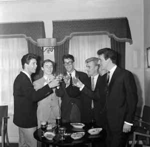 Cliff Richard und The Shadows, von links nach rechts, Cliff Richard, Tony Meehan, Hank B. Marvin