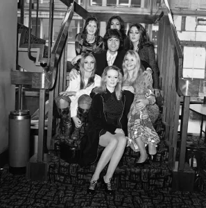 Kliff Richards mit den Tänzern Pans People. Kliff Richard wurde zu dem gewählt, der sich als Herr nannte