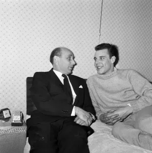 Entertainment News Archives Drucke: Singer Marty Wilde, interviewed at home by Donald Zec. 26th November 1957