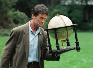 Schauspieler und Schriftsteller Michael Palin mit einer Kugel, dem 8. Oktober 1992